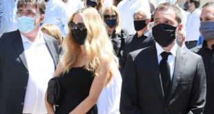 Κηδεία Σάββα Θεοδωρίδη: Συγκινημένη η Δούκισσα Νομικού στο πλευρό του συζύγου της