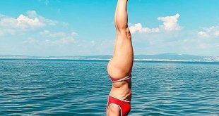 Ελληνίδα ηθοποιός κάνει κατακόρυφο σε σανίδα μέσα στη θάλασσα
