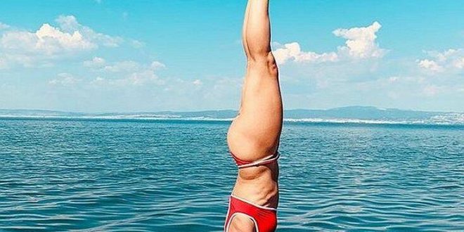 Ελληνίδα ηθοποιός κάνει κατακόρυφο σε σανίδα μέσα στη θάλασσα