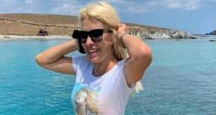 Η Ελένη Μενεγάκη ποζάρει με φόντο το απέραντο γαλάζιο