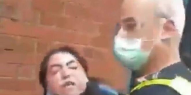 Σάλος στην Αυστραλία: Αστυνομικός πιάνει από το λαιμό και συλλαμβάνει γυναίκα επειδή δεν φορούσε μάσκα
