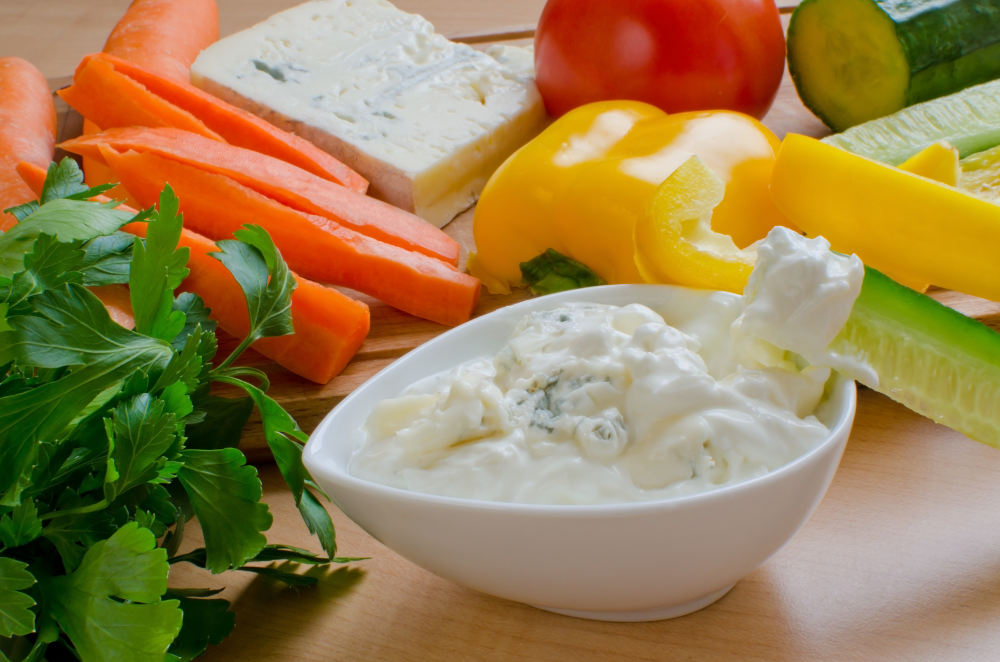Ντιπ με γιαούρτι και μπλε τυρί ανάμεσα σε κομμένα λαχανικά