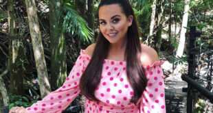 Scarlett Moffatt: Ποζάρει με μαγιό και στέλνει μήνυμα σε όσους ντρέπονται για το σώμα τους