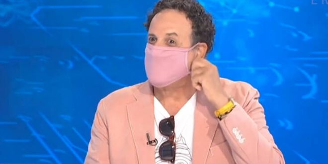 Ο Χάρης Ρώμας εμφανίσθηκε σε τηλεοπτική εκπομπή με μάσκα, ασορτί με το σακάκι του