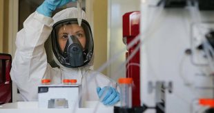 Βρετανός επιστήμονας: Το εμβόλιο μπορεί να καθυστερήσει έως το φθινόπωρο του 2021