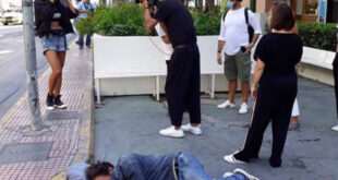 Το αιχμηρό κείμενο για τη φωτογράφιση του Σκουλού δίπλα σε άστεγο: «Βλέπω πως πέσατε από τα σύννεφα»