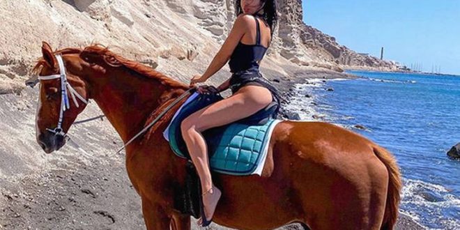 Η Δήμητρα Αλεξανδράκη σε σέξι πόζα πάνω στο άλογο