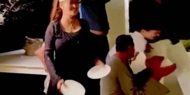 Η Σάλμα Χάγιεκ χορεύει συρτάκι και σπάει πιάτα στην Πάρο