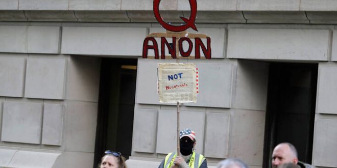 QAnon: Ποια είναι η ακραία συνωμοσιολογική οργάνωση που μπλόκαρε εντελώς το Facebook