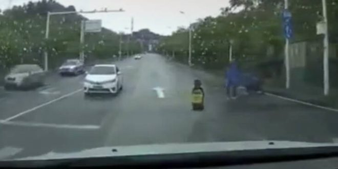 Σοκαριστικό βίντεο: Κοριτσάκι έπεσε από το μηχανάκι και ο πατέρας πήγε και την… κλότσησε με μανία