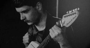 Η κιθάρα του Ίαν Κέρτις των Joy Division πωλήθηκε σε δημοπρασία