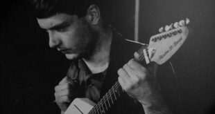 Η κιθάρα του Ίαν Κέρτις των Joy Division πωλήθηκε σε δημοπρασία