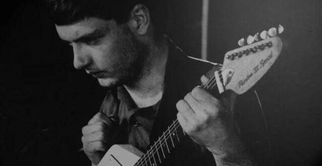 Η κιθάρα του Ίαν Κέρτις των Joy Division πωλήθηκε σε δημοπρασία
