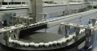 Το βίντεο που γεννά ελπίδες: Χιλιάδες εμβόλια για τον κορονοϊό βγαίνουν από τις γραμμές παραγωγής της Pfizer