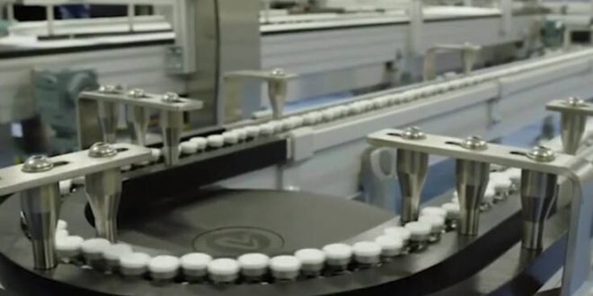 Το βίντεο που γεννά ελπίδες: Χιλιάδες εμβόλια για τον κορονοϊό βγαίνουν από τις γραμμές παραγωγής της Pfizer