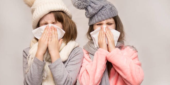 Κορονοϊός: Τα πιο συνηθισμένα συμπτώματα στα παιδιά - Πώς ξεχωρίζουμε το απλό κρυολόγημα