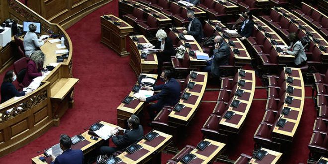Ανέβηκαν οι τόνοι στη Βουλή για τον πολιτισμό: «Στο υπουργείο δεν υπάρχει πίσω πόρτα» η απάντηση Μενδώνη στις «επιλεκτικές συναντήσεις»
