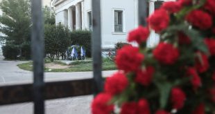 «Συγγνώμη» αλλά και βολές στον ΣΥΡΙΖΑ από το υπουργείο Προστασίας του Πολίτη για το πρόστιμο σε γυναίκα που άφησε λουλούδι στο Πολυτεχνείο
