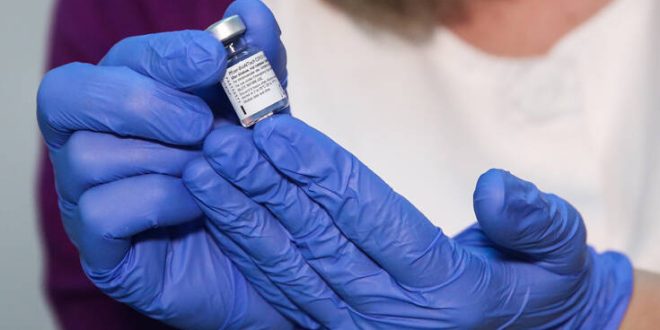 Πώς προετοιμάζεται το εμβόλιο - Η νοσηλεύτρια που απάντησε στους συνωμοσιολόγους εξηγεί