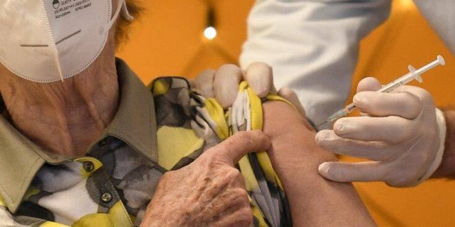 Με προβλήματα ξεκίνησε ο εμβολιασμός στη Γερμανία: Σε γηροκομείο έλαβαν πέντε φορές μεγαλύτερη δόση