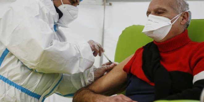 Κόντε: Ο εμβολιασμός κατά του κορονοϊού δεν θα γίνει υποχρεωτικός στην Ιταλία
