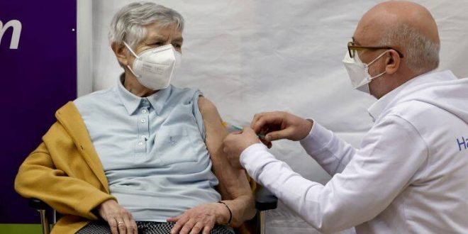 Κορονοϊός: Η Ευρώπη εμβολιάζεται - Ανησυχία στον πλανήτη για την μετάλλαξη του ιού