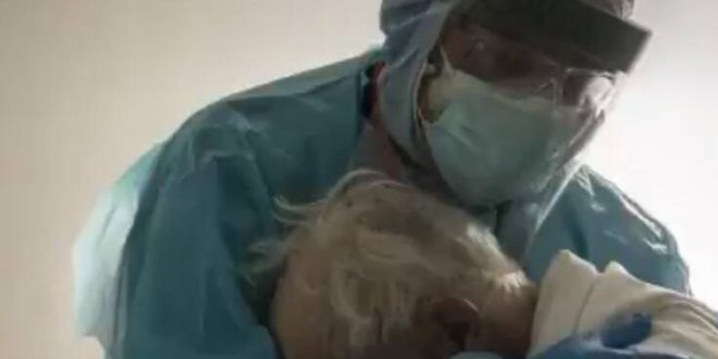 Η συγκλονιστική φωτογραφία γιατρού που αγκαλιάζει ασθενή σε ΜΕΘ Covid: «Πραγματικά χρειάζονται κάποιον»