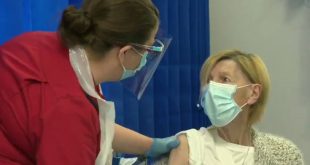 Ιστορική στιγμή για την Ιρλανδια: Μια 79χρονη γυναίκα η πρώτη που εμβολιάστηκε