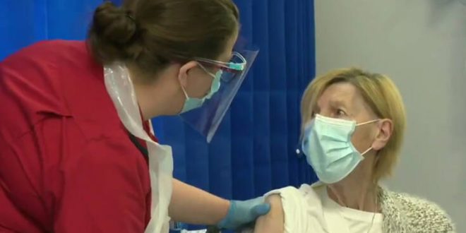 Ιστορική στιγμή για την Ιρλανδια: Μια 79χρονη γυναίκα η πρώτη που εμβολιάστηκε