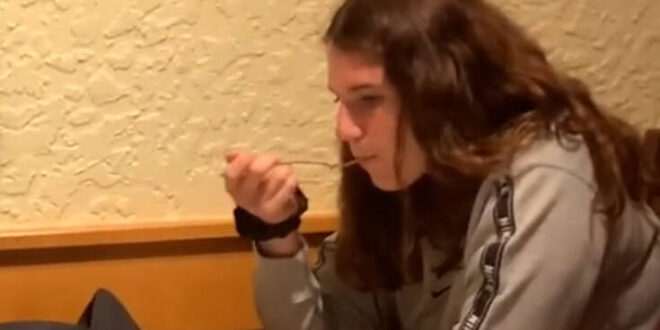 Μια 16χρονη δείχνει στο TikTok πώς είναι να ζεις με σύνδρομο Τουρέτ