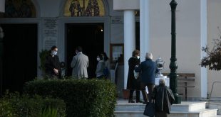 Θεοφάνεια: Ανησυχία για τις ουρές έξω από τις εκκλησίες - Οι ειδικοί φοβούνται ραγδαία αύξηση κρουσμάτων