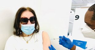 Εμβολιάστηκε στη Γενεύη η Νάνα Μούσχουρη