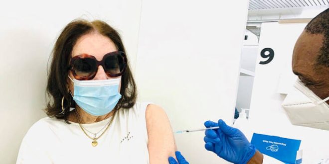 Εμβολιάστηκε στη Γενεύη η Νάνα Μούσχουρη
