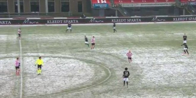 Αϊντχόφεν: Έπαιξε ένα ημίχρονο με λευκή μπάλα μέσα στα χιόνια και τελικά έβαλε πέντε γκολ