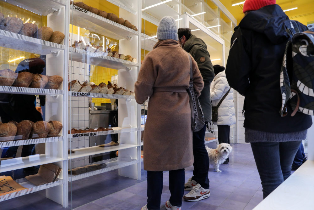 Κόσμος στην ουρά για το ψωμί της ημέρας / Φωτογραφία: Sooc