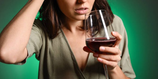 Πώς ακόμη κι ένα ποτό την ημέρα μπορεί να βλάψει την υγεία μας