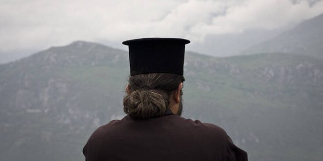 Ιερέας από την Κρήτη: Δεν θα υπακούσω στην απαγόρευση, θα τελέσω τον αγιασμό