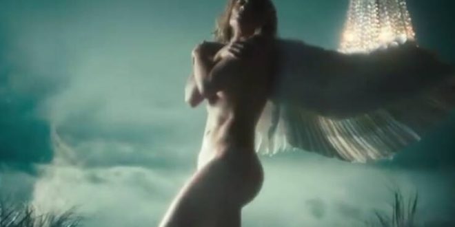 Η Τζένιφερ Λόπεζ γυμνή με φτερά αγγέλου στο νέο της βιντεοκλίπ
