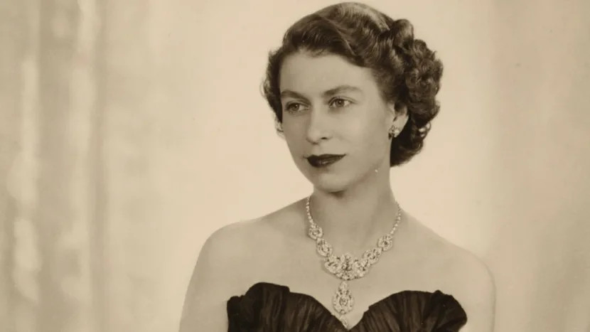Dorothy Wildings 1952 portrait of Queen Elizabeth II. William Hustler and Georgina Hustler National Portrait Gallery