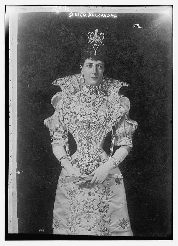 queen alexandra standing copy