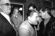 O Sam Gravano και από πίσω ο John Gotti