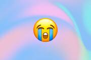 Αυτό είναι πια το emoji που στέλνεις για να δείξεις ότι αυτό που διάβασες σου προκάλεσε γέλιο μέχρι δακρύων.