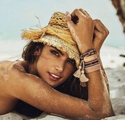 Να βρείτε κάποια να σας κοιτάζει όπως η Alessandra Ambrosio τον φακό